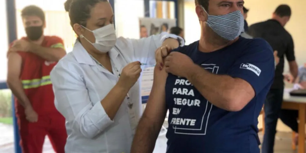 O Paraná pretende vacinar (com uma dose) toda a população adulta, acima de 18 anos, até setembro.