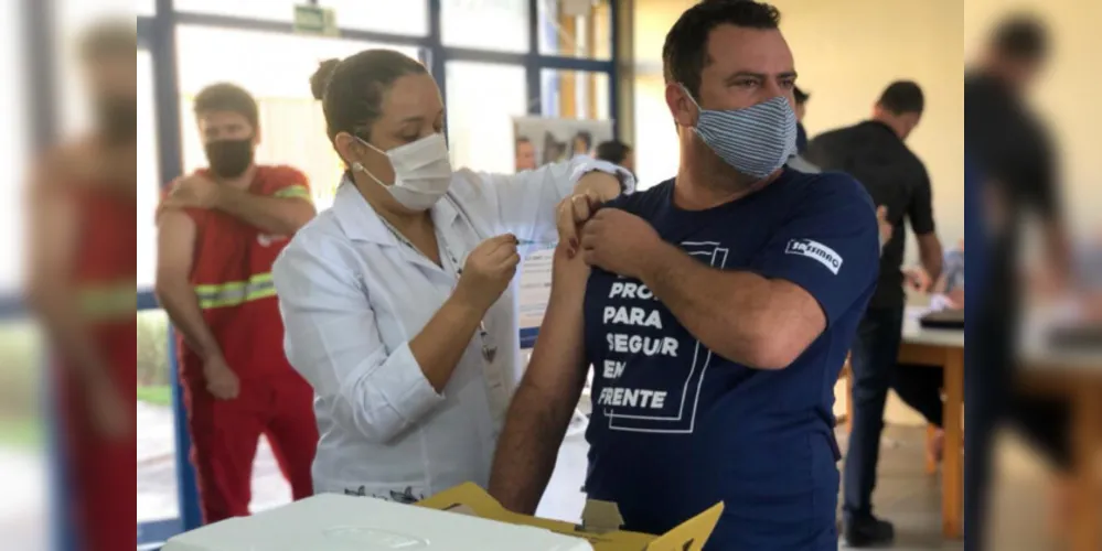 O Paraná pretende vacinar (com uma dose) toda a população adulta, acima de 18 anos, até setembro.