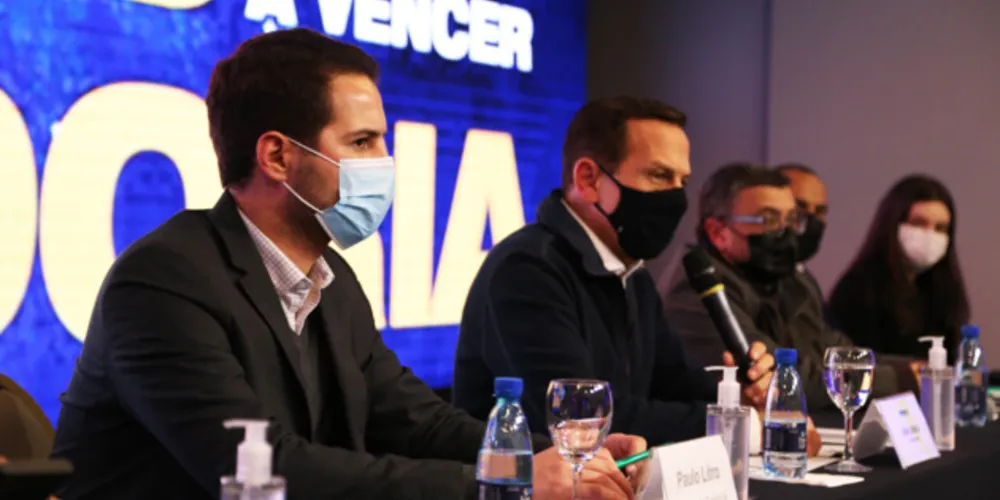 Presidente  do PSDB-PR, deputado Paulo Litro (à esquerda), e o governador de São Paulo, João Doria (à direita)