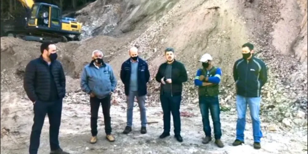 Prefeito Henrique Carneiro e o vice, Wagner Zadra, anunciaram acordo com a empresa Iguaçu para a retirada de material da Saibreira Santo André