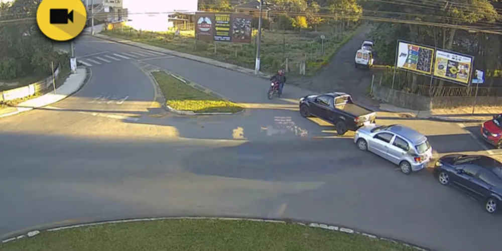 Condutor de moto estava na contramão, invadiu pista, provocou engavetamento e fugiu. 