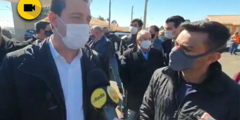 Governador recebe exemplar do livro Anuário Caminhos dos Campos Gerais e exalta potencialidade do turismo na região

