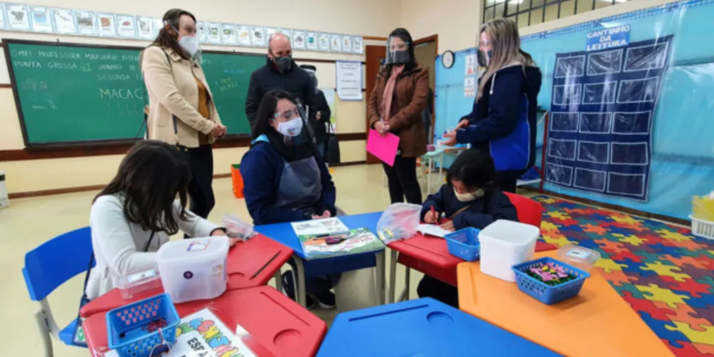 Caroline Schaffka Teixeira de Sá, da Vara da Infância e Juventude e atuante na Educação, visitou CMEIs e Escolas