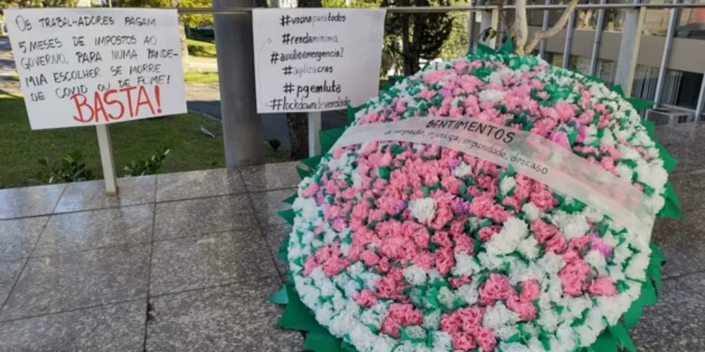 Coroas fúnebres e cartazes foram colocados na Câmara e Prefeitura.