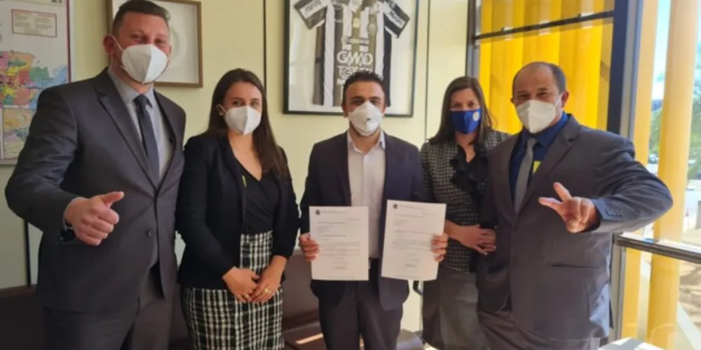 Prefeito Leandro Jasinksi (PSD) e outros representantes do município estiveram em Brasília para a reunião com o deputado Aliel Machado (PSB)