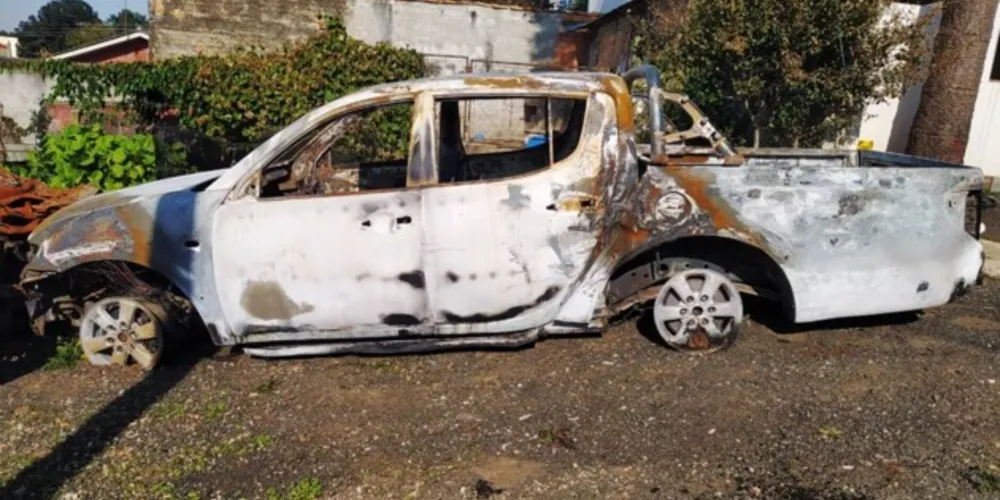 Carros foram incendiados pelos bandidos durante ataque a carro-forte