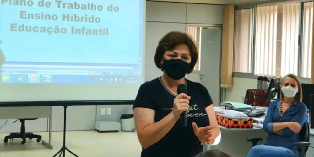 Secretária de Educação, Simone Neves.
