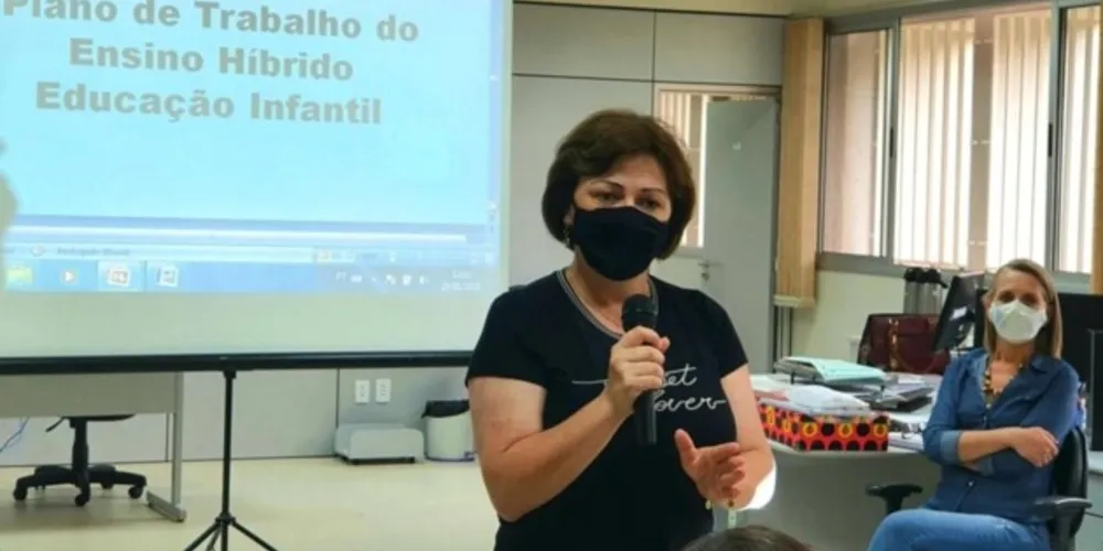Simone do Rocio, secretária de Educação de Ponta Grossa.