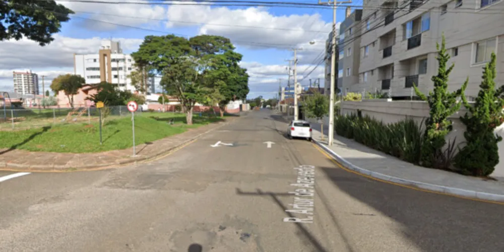 Vítima foi abordada na rua, precisou entrar em um carro e fazer o PIX para o conta dos criminosos