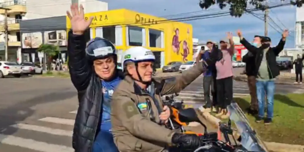 Presidente do Brasil levou o prefeito do município catarinense na garupa durante ato