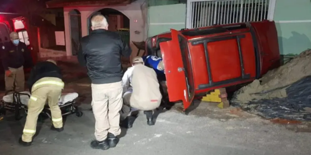 O homem de 45 anos teve ferimentos no rosto e foi levado para o hospital