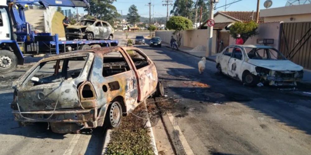 Criminosos colocaram fogo em veículos para criar uma barreira contra a polícia