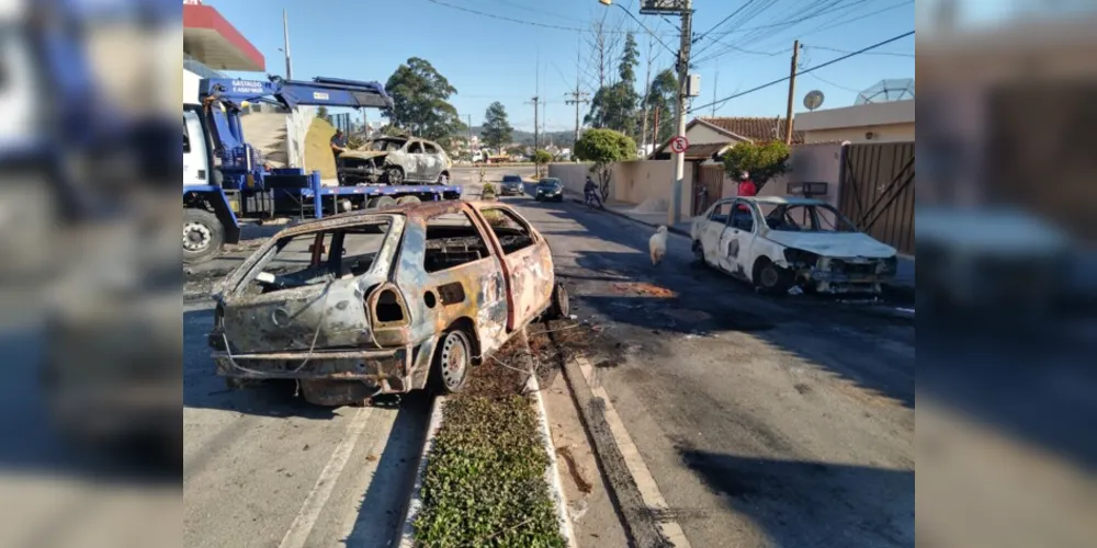 Criminosos colocaram fogo em veículos para criar uma barreira contra a polícia