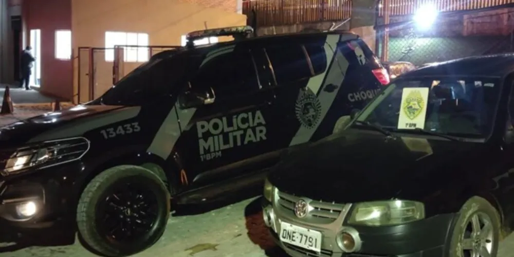 Veículo apreendido é um VW Gol, de cor preta, com placas de Cajati (SP).