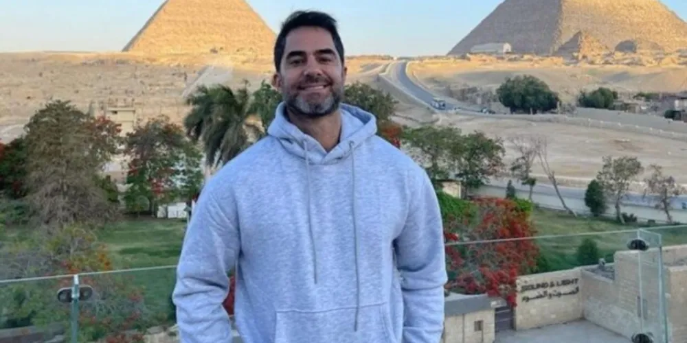 Victor Sorrentino após gravar um vídeo com perguntas de cunho sexual em português para uma vendedora de papiro que não entende o idioma