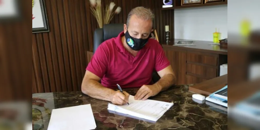 Imagem ilustrativa da imagem Moacyr Fadel assina contrato para investimento de R$ 100 mi