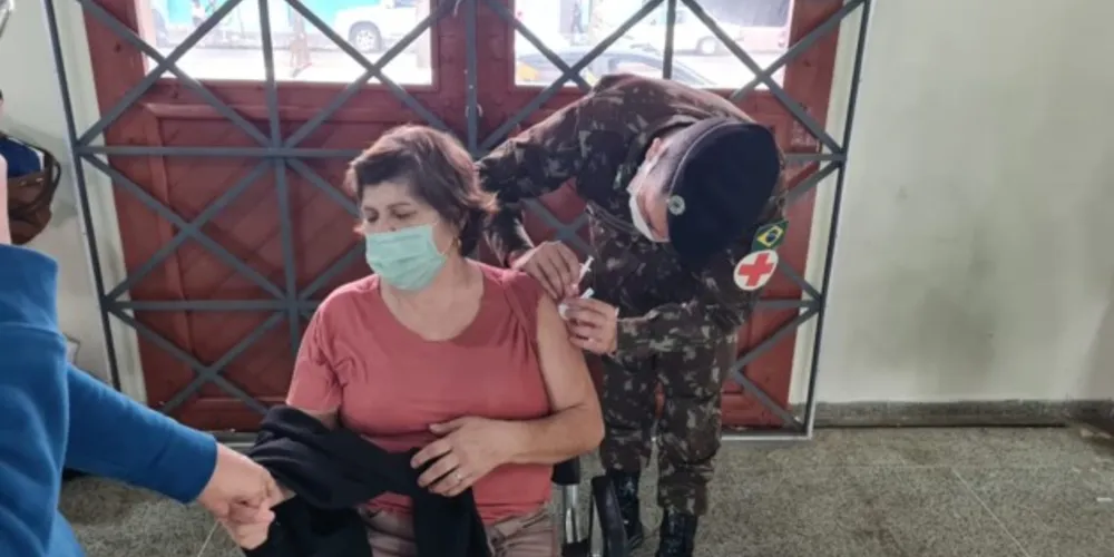 Todas as pessoas devem comparecer ao local de vacinação com RG, CPF e com a carteira de vacina que comprove o recebimento da primeira dose