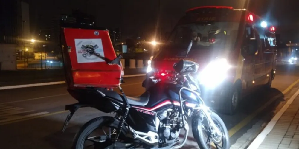 Segundo informações, o condutor do veículo acabou colidindo contra a motocicleta e fugiu do local sem prestar socorro