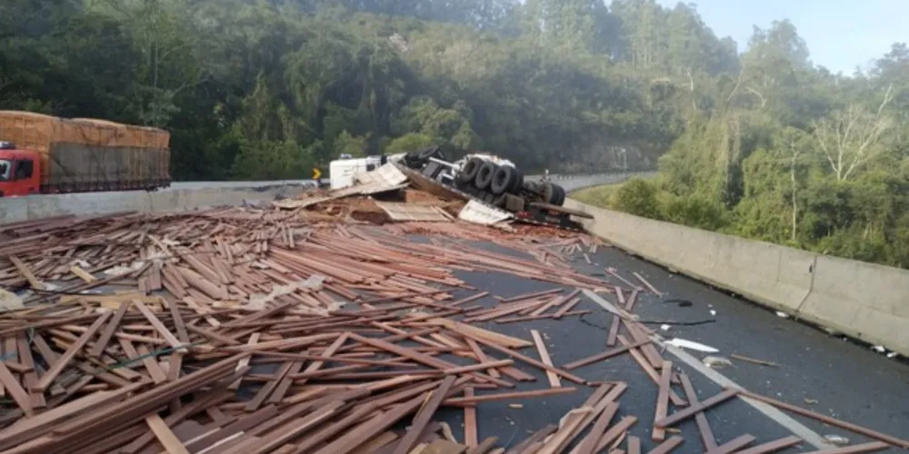 Ocorrência segue sendo atendida por equipes da PRF. Uma pessoa ficou ferida no acidente