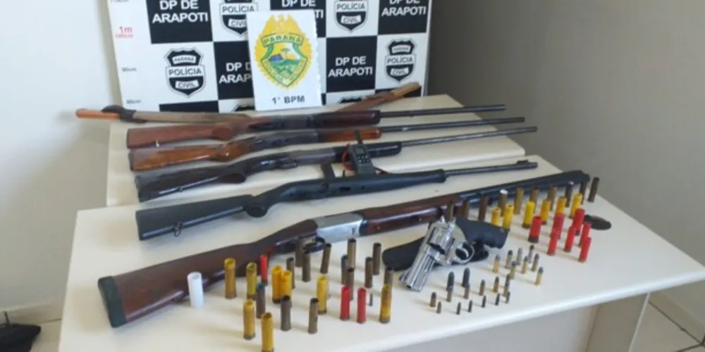 Polícia Militar e Civil apreenderam espingardas, munições e outros objetos que estavam irregulares em uma residência de Arapoti