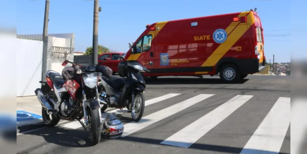 Colisão entre as motocicletas aconteceu na manhã deste sábado (5)
