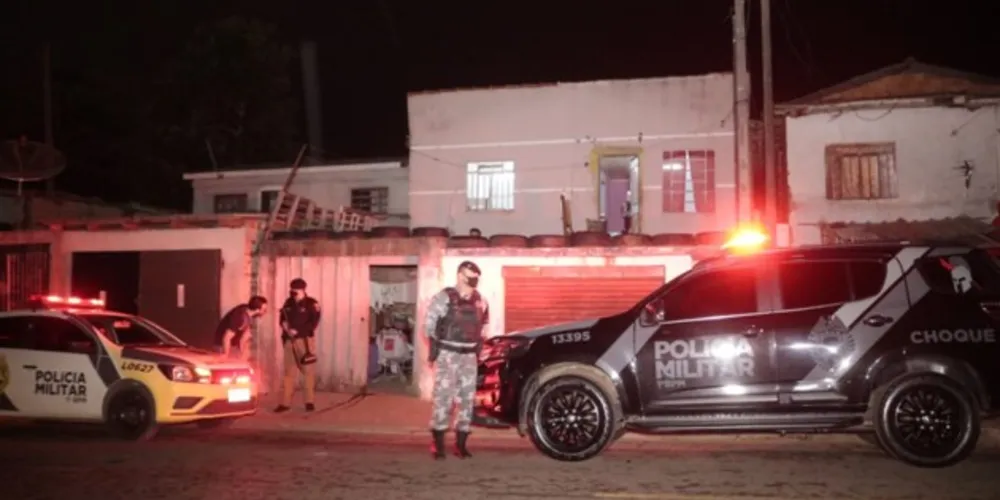 Vítima estava dentro do quarto quando dois homens invadiram a residência e efetuaram os tiros contra a mão, tórax e o rosto da mulher