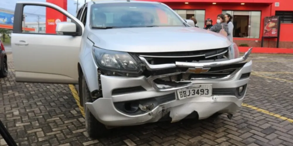 Colisão foi registrada na Avenida Carlos Cavalcanti, na tarde desta segunda-feira (7)
