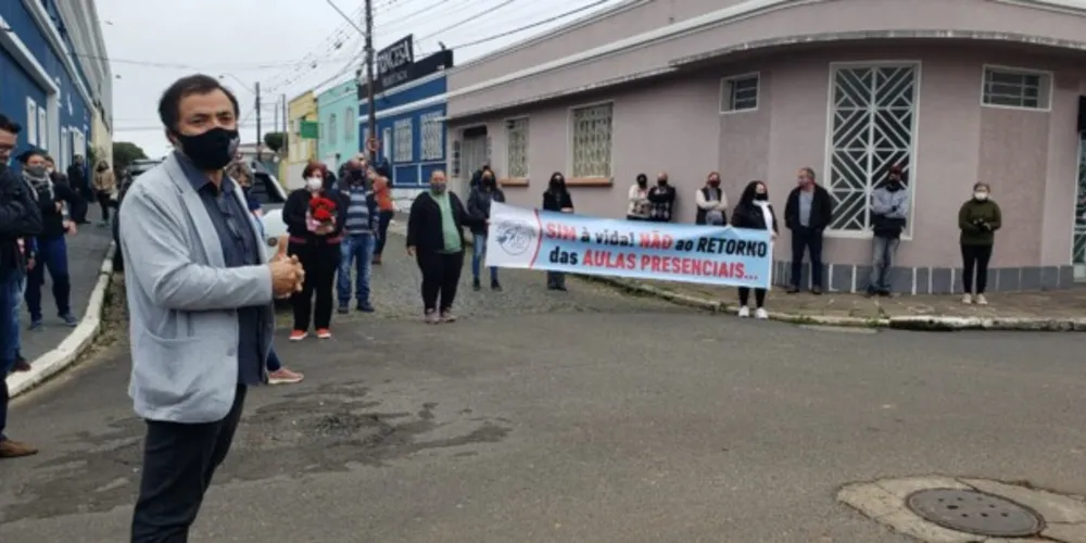 Professores discursaram lamentando o falecimento da professora e relatando sua luta contra o retorno presencial às aulas