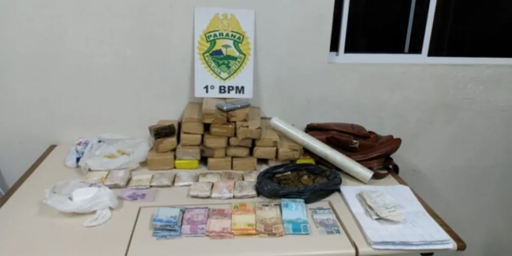 Na residência, a equipe policial encontrou maconha, cocaína, crack, ecstasy, um caderno com anotações de 'clientes' do tráfico e R$ 12 mil em espécie
