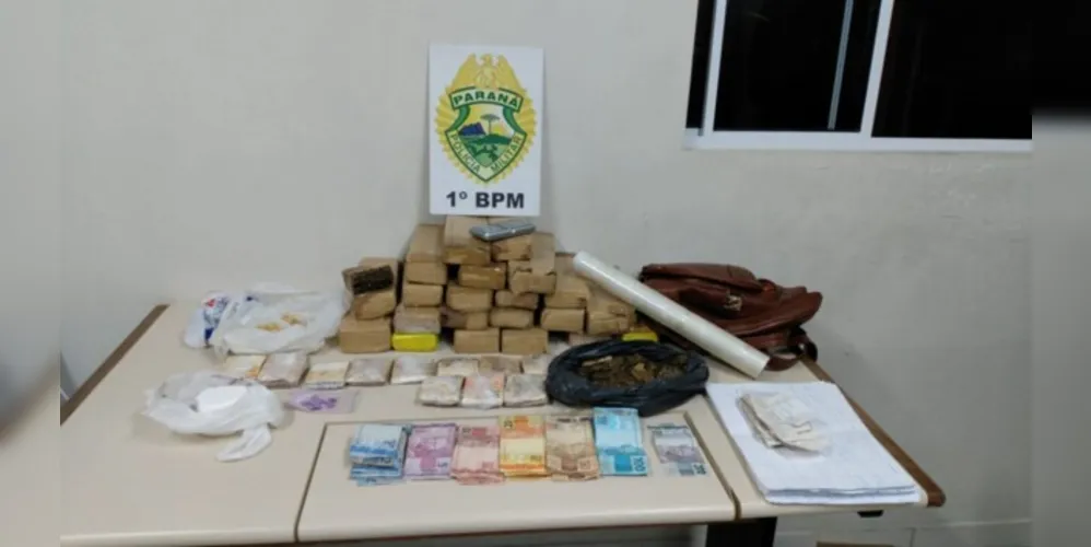 Na residência, a equipe policial encontrou maconha, cocaína, crack, ecstasy, um caderno com anotações de 'clientes' do tráfico e R$ 12 mil em espécie