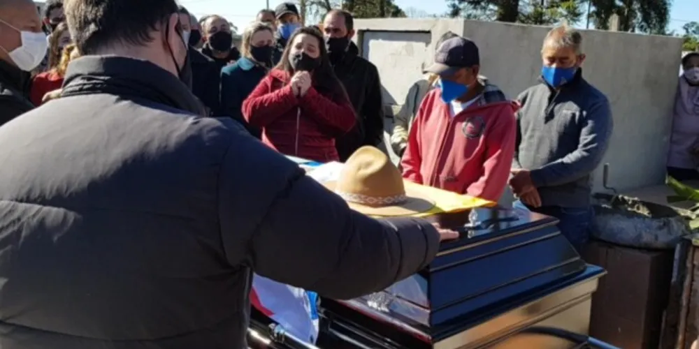 Cortejo seguiu do Centro de Convivência do Idoso (CCI) até o cemitério do Boqueirão, em um carro aberto da Defesa Civil. Alci foi um dos principais atores políticos da cidade