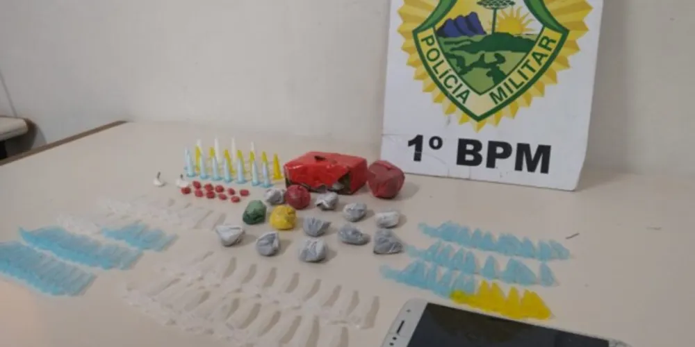 Porções de cocaína, maconha e crack foram encontradas em uma casa na Rua Rio dos Papagaios, região da Chapada