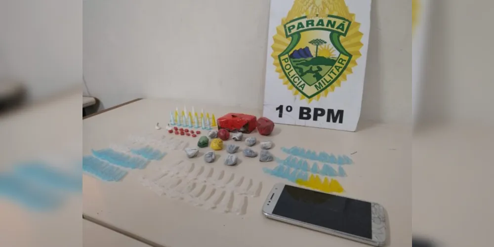 Porções de cocaína, maconha e crack foram encontradas em uma casa na Rua Rio dos Papagaios, região da Chapada