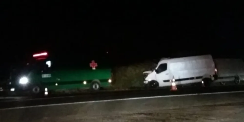 Colisão envolveu uma van Renault Master e um Ford Cargo, no km 236, da BR 277, em Irati