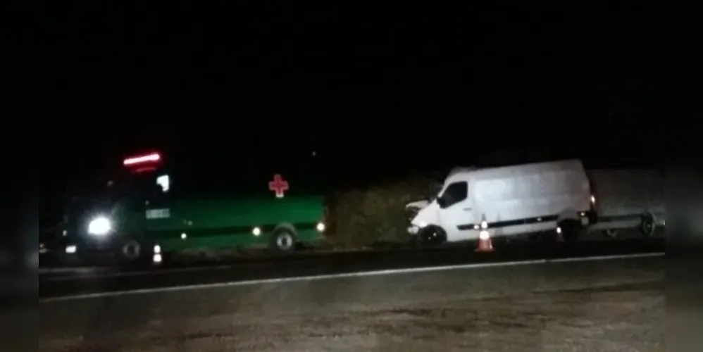 Colisão envolveu uma van Renault Master e um Ford Cargo, no km 236, da BR 277, em Irati