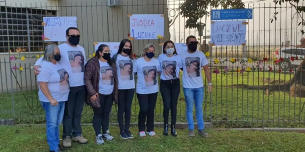 Familiares, amigos e conhecidos da professora Luciane Ávila, promoveram momentos antes do início do Júri o ato ‘Justiça por Luciane’