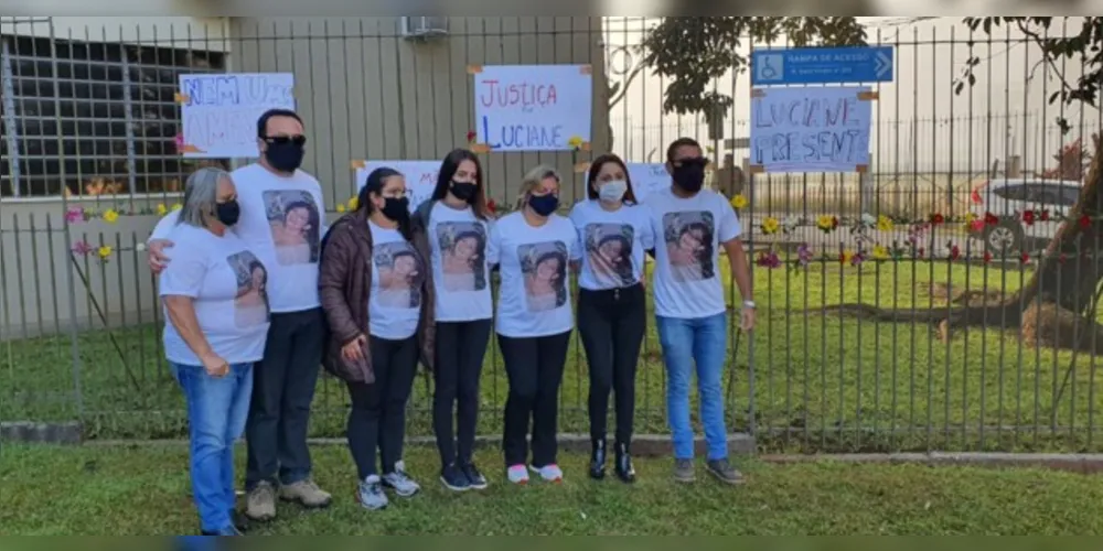 Familiares, amigos e conhecidos da professora Luciane Ávila, promoveram momentos antes do início do Júri o ato ‘Justiça por Luciane’