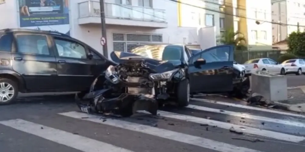 Imagem ilustrativa da imagem Colisão entre três carros assusta moradores de PG