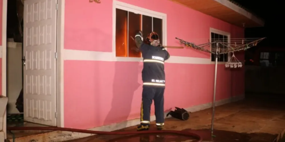 Proprietário da residência acredita que o incêndio foi criminoso. Ele não estava no imóvel quando as chamas começaram