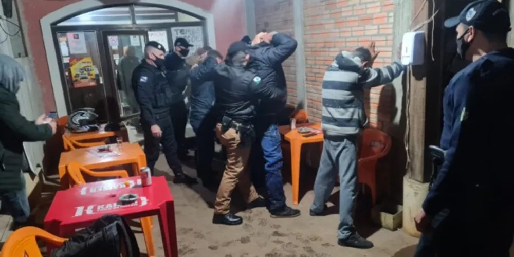 Locais descumpriram restrições estabelecidas em decretos