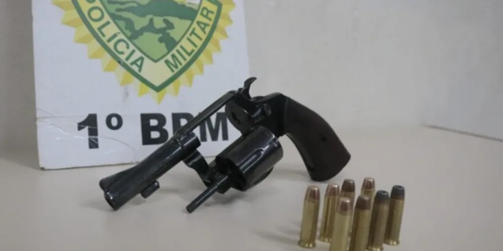 Arma ilegal estava com cinco munições e a polícia ainda encontrou mais três munições pelo estabelecimento comercial