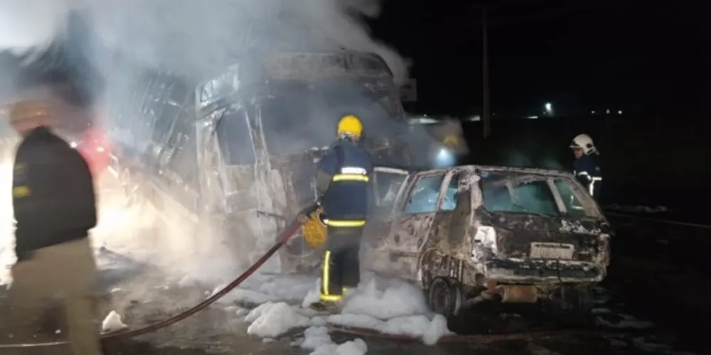Condutor do Uno trafegava na contramão quando bateu no caminhão