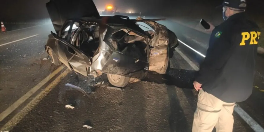Colisão foi atendida por equipes da Polícia Rodoviária Federal, na noite deste domingo, no km 179 da BR-277