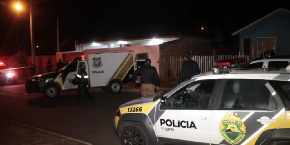 Vítimas de 15 e 20 anos estavam dentro de uma casa quando os autores do crime invadiram o local utilizando uma arma de fogo e uma faca