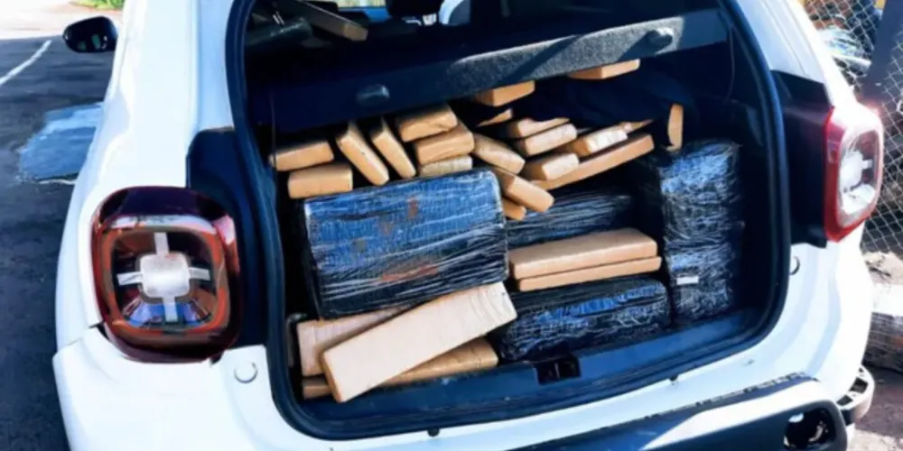 Carro roubado é abandonado com 620 kg de maconha