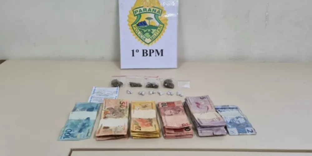 Momentos antes da abordagem, o rapaz dispensou no chão um pacote com cocaína