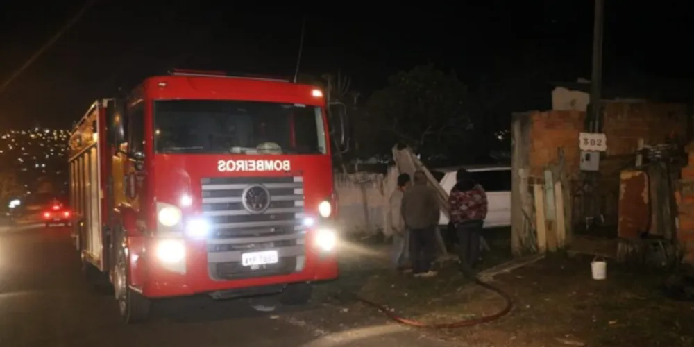 Morador relatou que estava trabalhando no momento que as chamas começaram e não soube informar o que causou o incêndio
