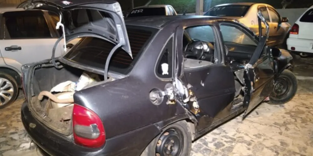Três homens utilizaram um GM Corsa para roubar e carregar com diversos objetos usados para a fixação da linha férrea no Distrito de Guaragi