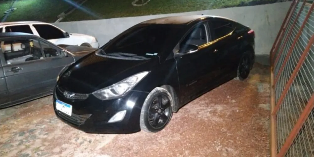 Dois homens transportavam buchas de cocaína e maconha dentro do automóvel