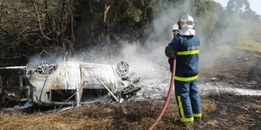 Condutor de um Chevrolet Sonic seguia pela via no sentido Ponta Grossa - Curitiba quando foi fechado por outro carro, vindo a capotar e colidir contra um poste